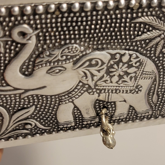 Vtg hammered silver metal embossed jewelry box with elephant blue velvet lining - Picture 6 of 8